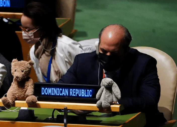 Muñecos de peluche en la ONU para resolución sobre Ucrania: "Un voto para las generaciones futuras"