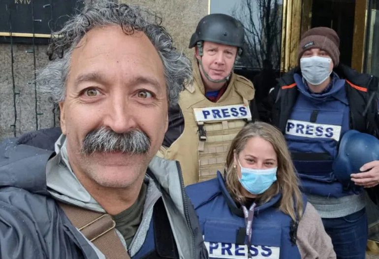 Muere camarógrafo de Fox News mientras cubría la guerra de Ucrania