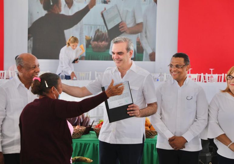 Presidente Abinader encabeza entrega de 1,507 títulos de propiedad en Azua
