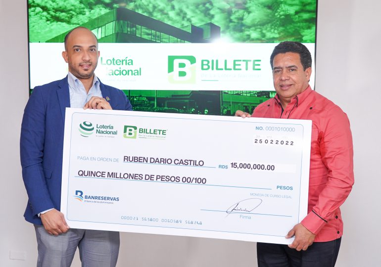 Lotería Nacional entrega 15 millones de pesos a ganador del sorteo de billetes