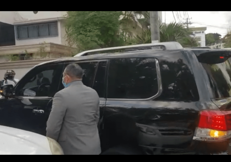 VIDEO|Leonel Fernández llega a casa de Hipólito a dar pésame por muerte de su esposa