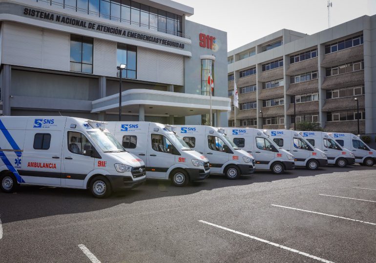 Sistema 9-1-1 entrega siete nuevas ambulancias al SNS