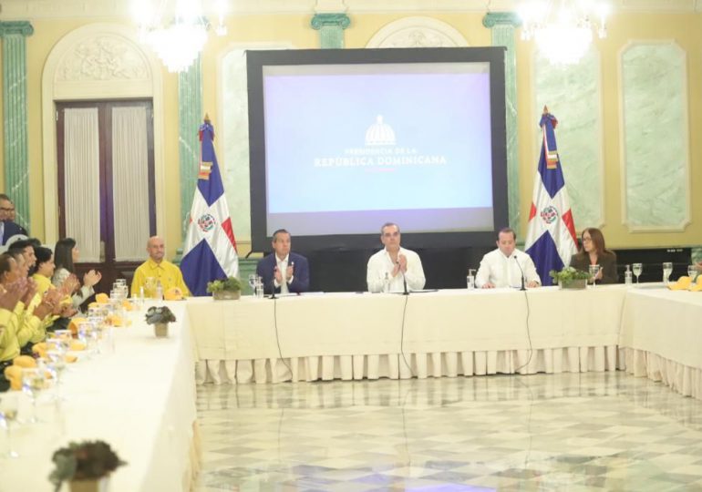 Abinader recibe a Bomberos Forestales en el Palacio Nacional y anuncia mejoras