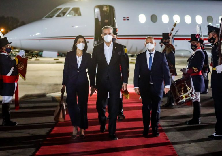 Presidente  Luis Abinader llega a Argentina