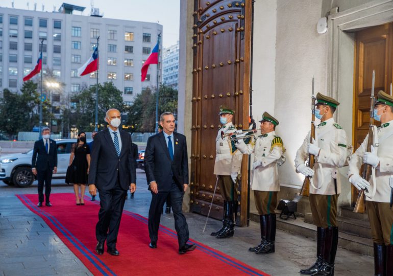 VIDEO|Reciben con honores al Presidente Abinader y primera dama en palacio de La Moneda