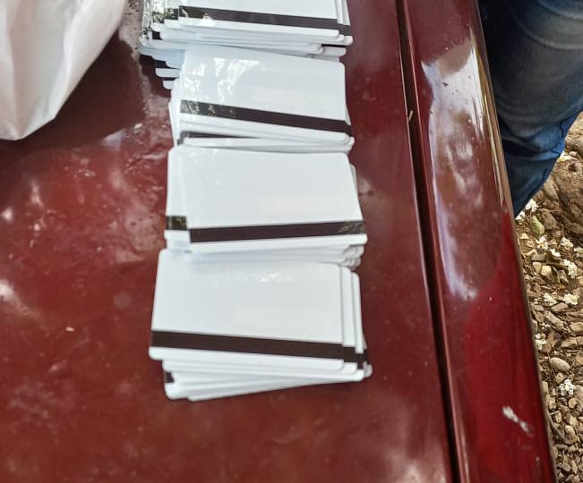 Apresan en Barahona a cuatro personas y les ocupa 103 tarjetas Supérate, un carro y otras evidencias