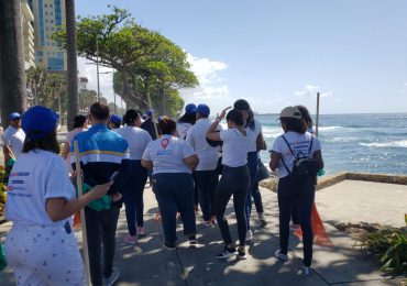 VIDEO | Idecoop realiza limpieza de playa de Güibia