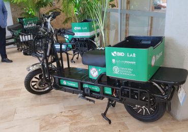 Firman acuerdo para reemplazar motocicletas de motor por eléctricas a deliverys