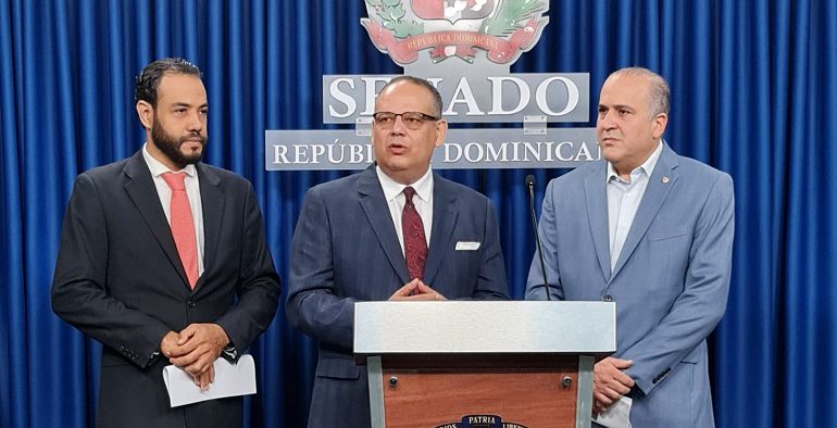 FJT presenta en el senado propuesta de referendo consultivo para eliminar AFP y ARS