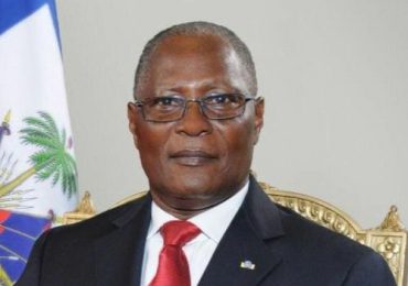 Jocelerme Privert, expresidente haitiano, estuvo en el sepelio de Rosa Gómez de Mejía