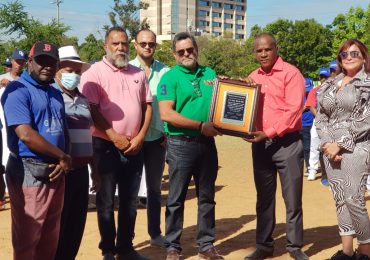 VIDEO|Dedican a Roque Napoleón Muñoz (hijo), Torneo de Béisbol Doble A