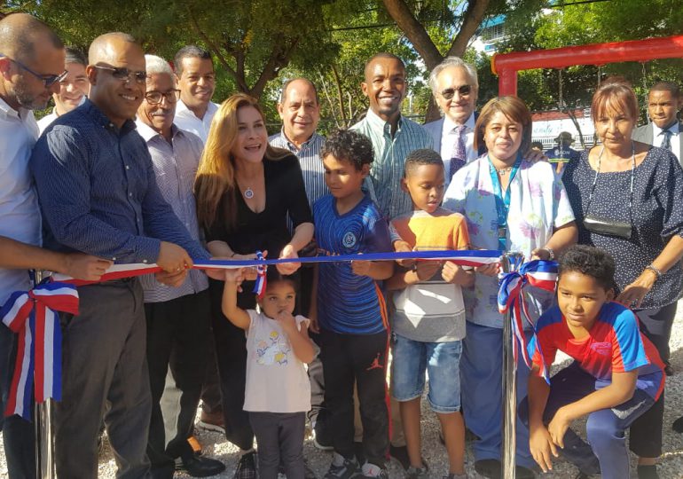 Carolina Mejía inaugura parque en Brisas del Mar