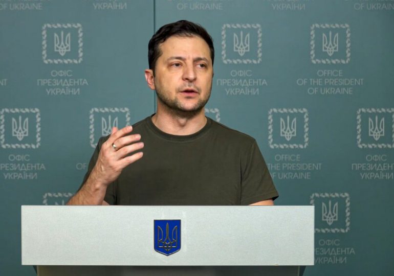 Presidente de Ucrania dice que Rusia atacó corredor humanitario hacia Mariúpol