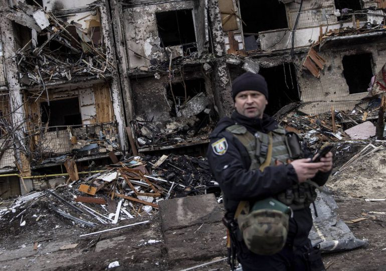 Rusos rodean Kiev y bloquean Mariúpol