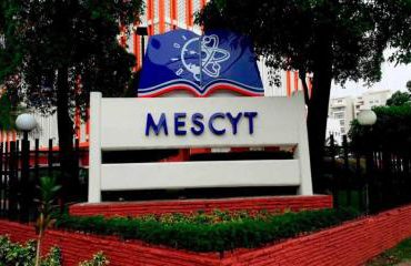 Mescyt entrega resolución que regula especialidades médicas en el país