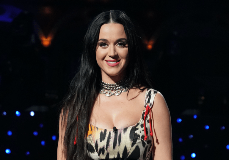 Katy Perry sufre accidente con su pantalón en un concierto