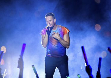 El vocalista de Coldplay sorprendió al público cantando Bachata Rosa de Juan Luis Guerra