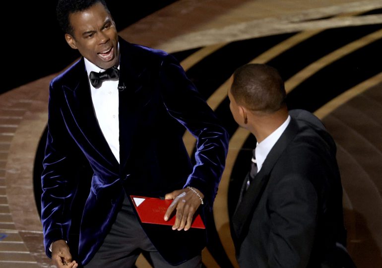 Chris Rock rompe el silencio sobre bofetada de Will Smith, la Academia evalúa acciones