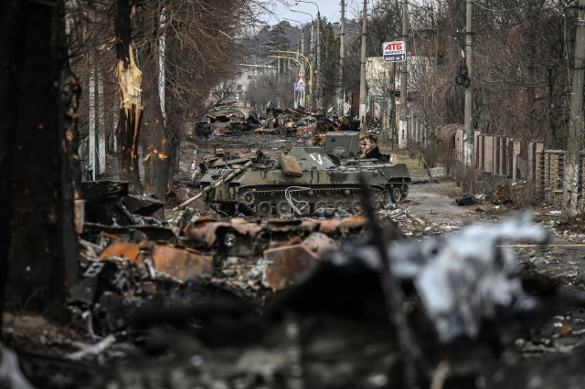 Ucrania denuncia una "masacre deliberada" de civiles y Rusia bombardea Odesa