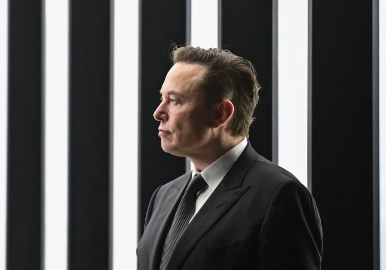 Elon Musk, el tuitero: una historia de reflexiones y pasos en falso