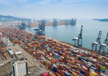 Los nuevos confinamientos en China amenazan otra vez el transporte y la logística global: "Las perspectivas de la economía mundial se están oscureciendo bastante"
