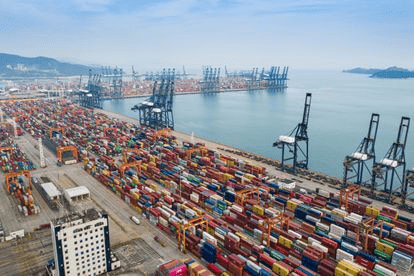 Los nuevos confinamientos en China amenazan otra vez el transporte y la logística global: "Las perspectivas de la economía mundial se están oscureciendo bastante"