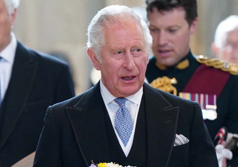 El príncipe Carlos rinde homenaje a los refugiados y a quienes los acogen