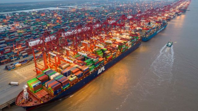 El puerto de Shanghái tiene enorme embotellamiento de mercancias por el confinamiento