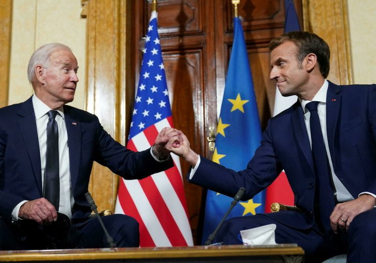 Biden dice que cooperará con el reelegido Macron para "defender la democracia"