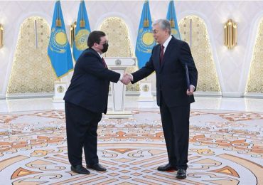Hans Dannenberg Castellanos presenta sus cartas credenciales al presidente de Kasajistán