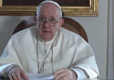 Dolor de rodilla obliga al papa a permanecer sentado durante audiencia semanal
