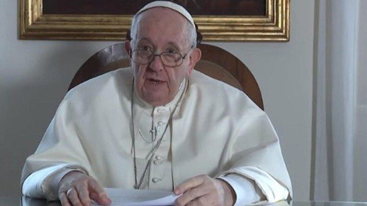 Dolor de rodilla obliga al papa a permanecer sentado durante audiencia semanal