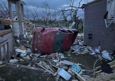 Vídeo| Poderoso tornado arrasara el área de Kansas EEUU