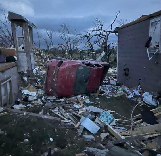 Vídeo| Poderoso tornado arrasara el área de Kansas EEUU