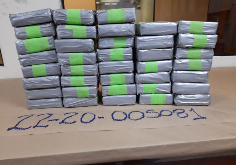 Ocupan 38 paquetes de cocaína en SDE Y arrestan a dos personas