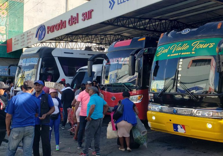 Paradas de autobuses se llenan de pasajeros este Jueves Santos
