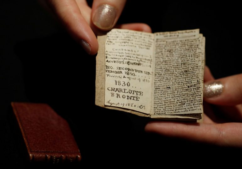 Venden libro miniatura de Charlotte Brontë por más de un millón de dólares