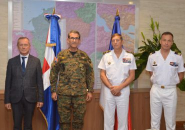 Ministro de Defensa recibe visita del Embajador de Francia en RD