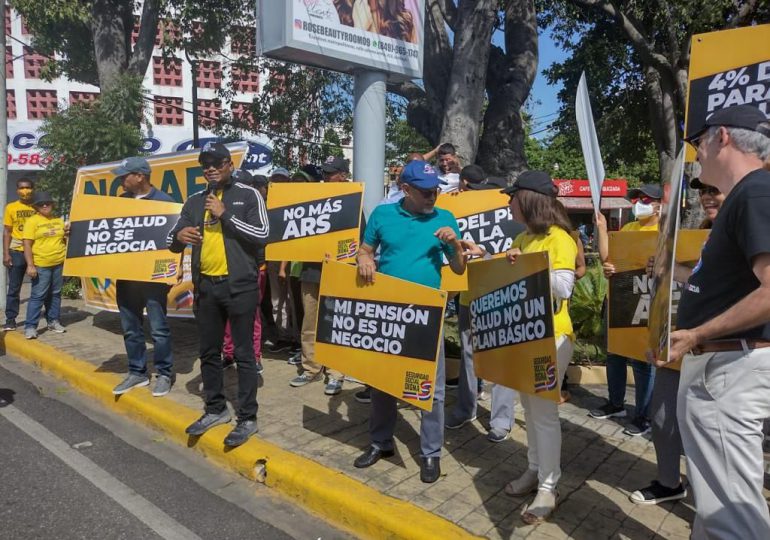 Realizan marcha plantón en Santiago; denuncian descuentos ilegales en fondos de pensiones