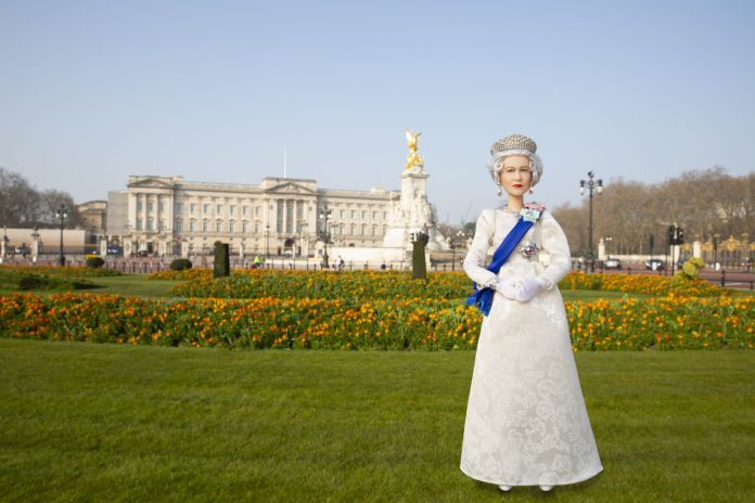 Reina Isabel II cumple 96 años y Mattel hace una Barbie en su honor