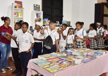 A través del programa “Bono Libro” entregran libros gratis a niños que acuden a Feria del Libro