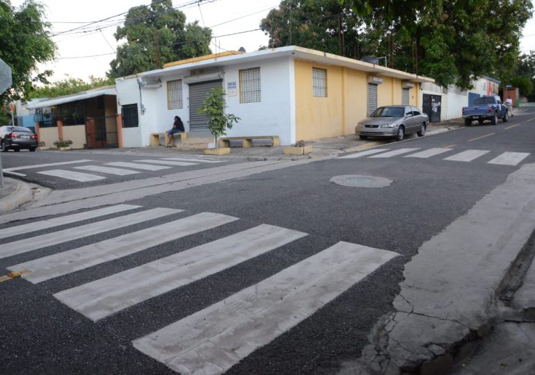 Alcaldía Santiago entrega trabajos de señalización y rotulación de calles en sector El Ingco
