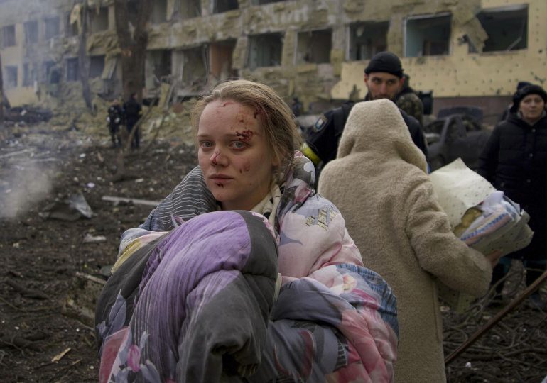 Mujer que aparece en maternidad bombardeada en Ucrania rompe el silencio y cuenta su verdad