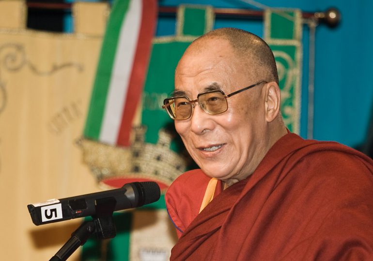 El Dalái Lama pide reducir dependencia a combustible fósil