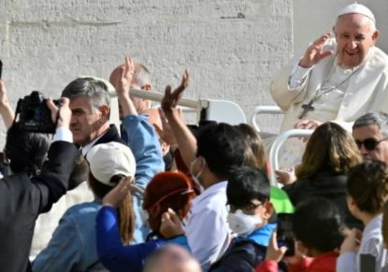 El papa retoma sus audiencias semanales desde la plaza San Pedro