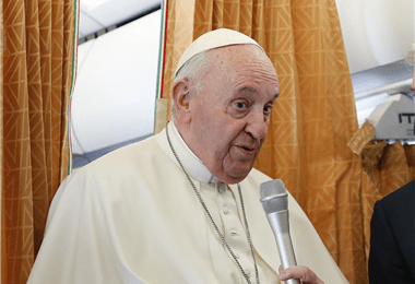 El papa Francisco dice que se plantea ir a Ucrania
