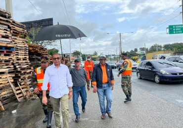 Deligne Ascención, dirige personalmente trabajos de facilitación del tránsito en autopista Duarte