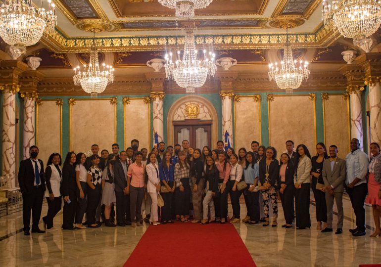Movimiento Juventud Empoderada participa de visita guiada en el Palacio Nacional