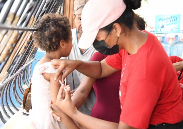 Vacunadores se desplazan casa por casa en GSD y otras provincias del país