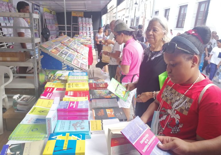 En su segundo día, cientos de personas abarrotan Feria Internacional del Libro 2022